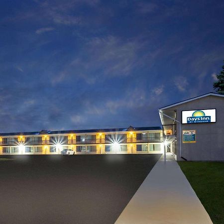 Days Inn By Wyndham Birch Run Buitenkant foto