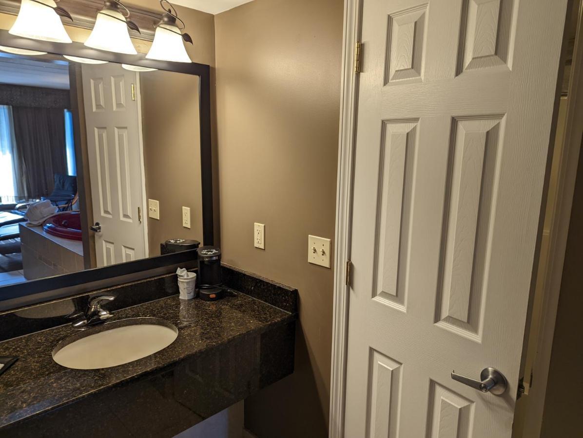 Days Inn By Wyndham Birch Run Buitenkant foto