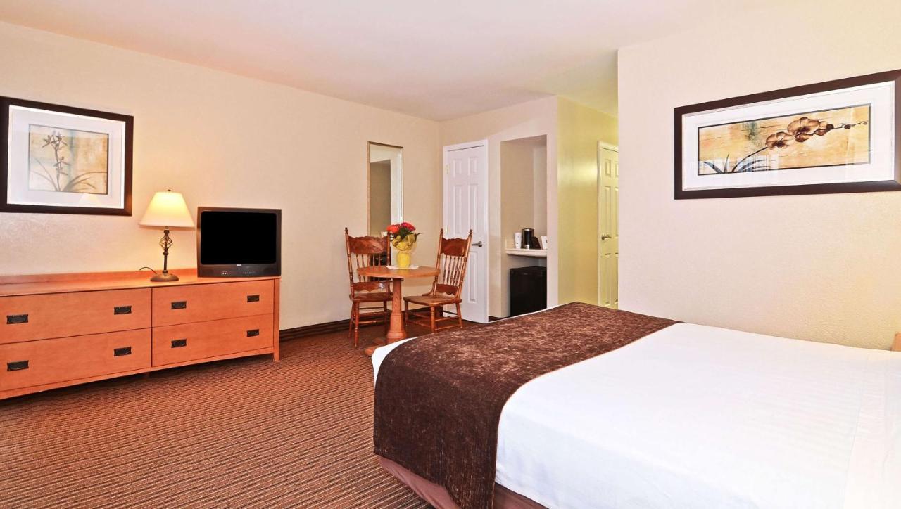 Days Inn By Wyndham Birch Run Buitenkant foto
