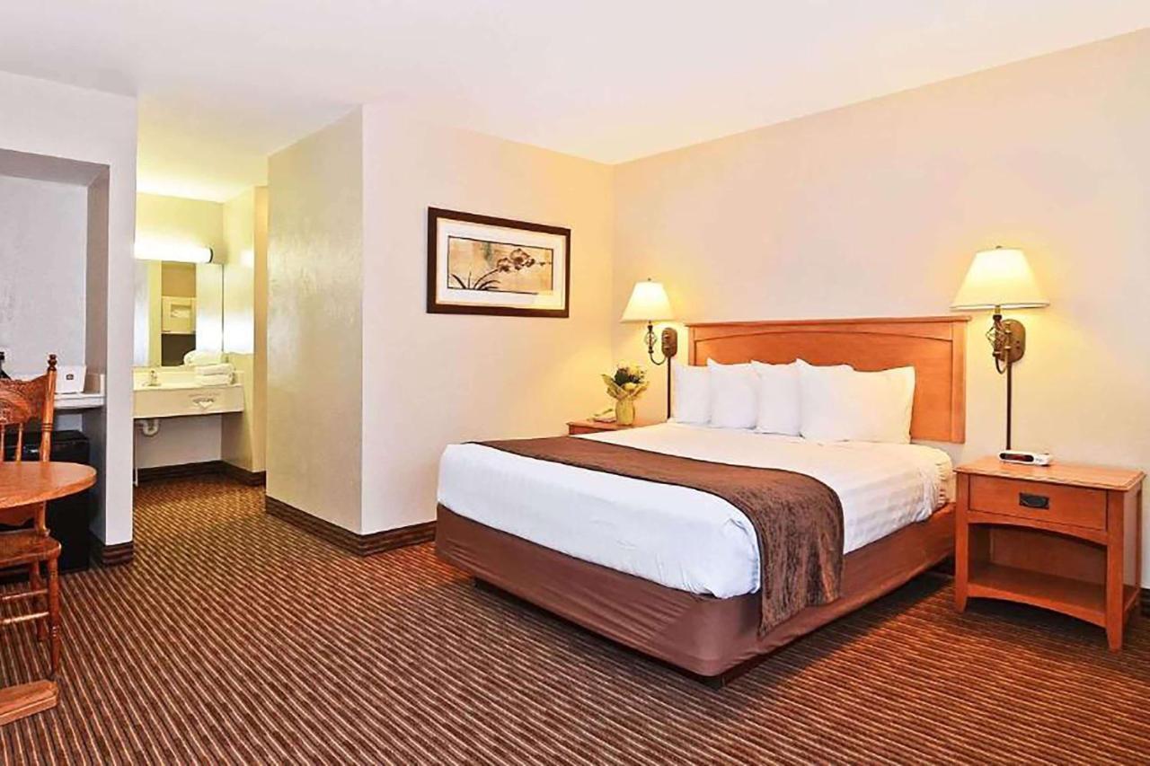 Days Inn By Wyndham Birch Run Buitenkant foto