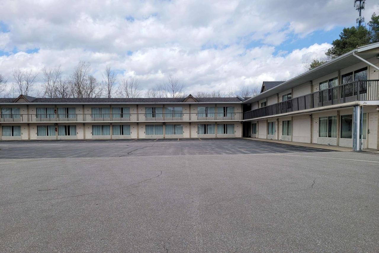 Days Inn By Wyndham Birch Run Buitenkant foto