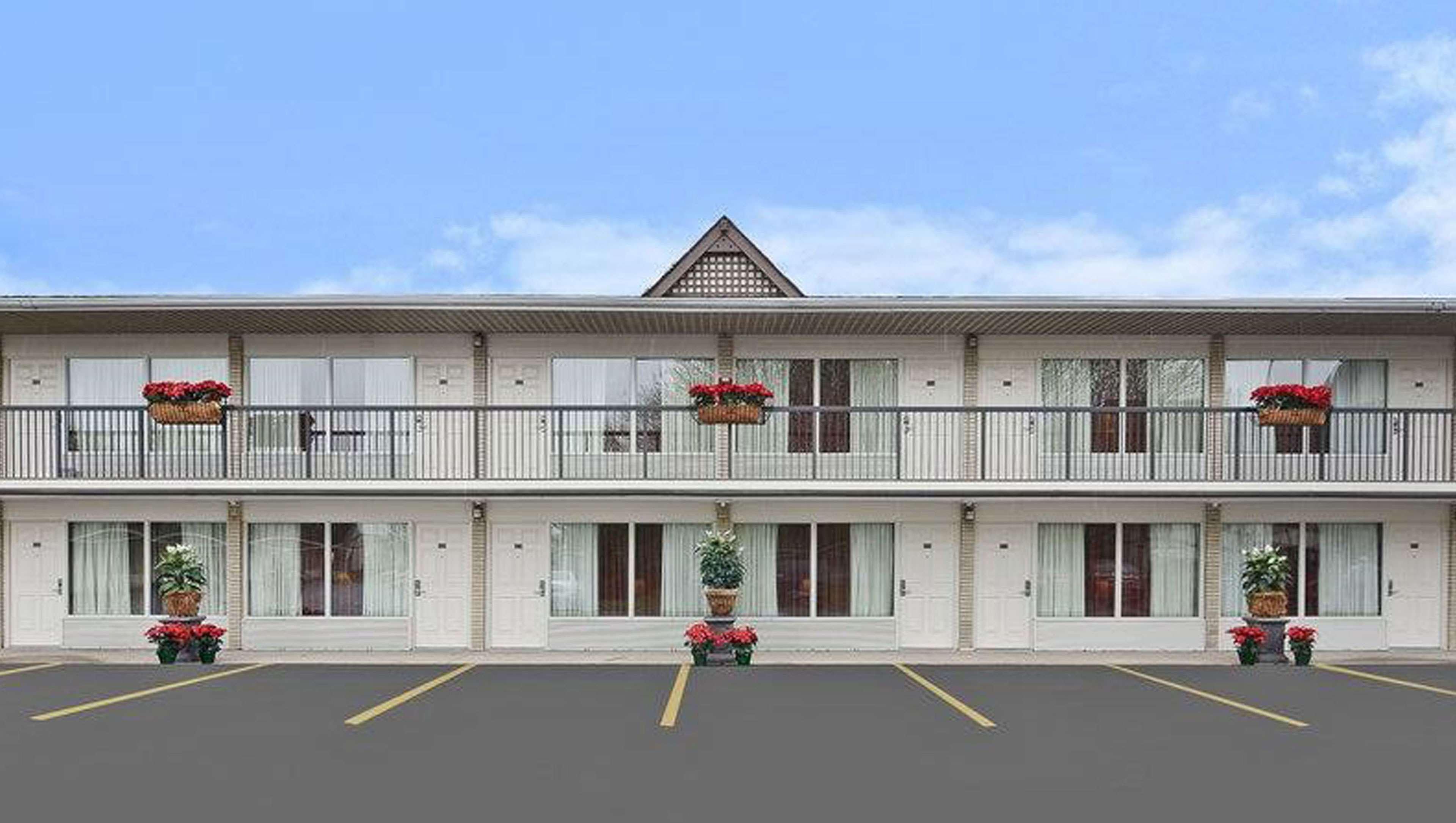 Days Inn By Wyndham Birch Run Buitenkant foto