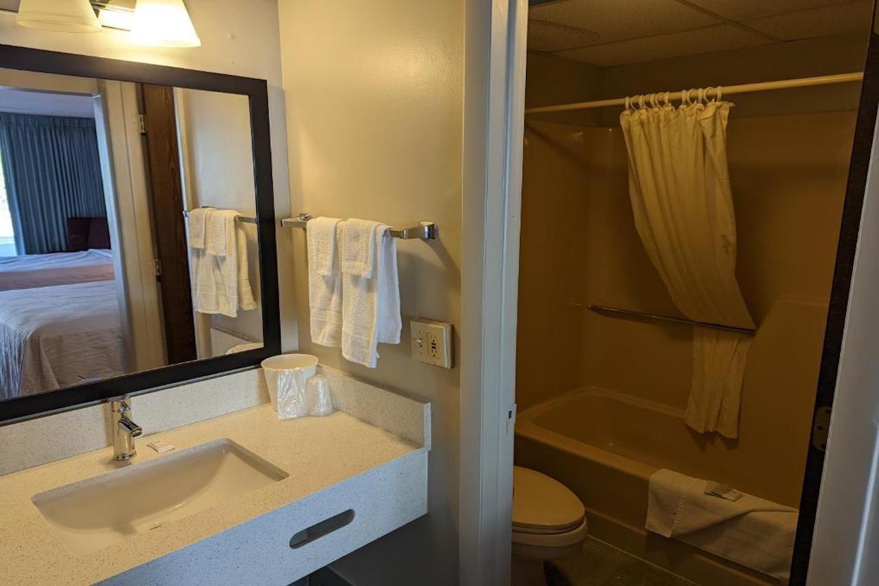 Days Inn By Wyndham Birch Run Buitenkant foto