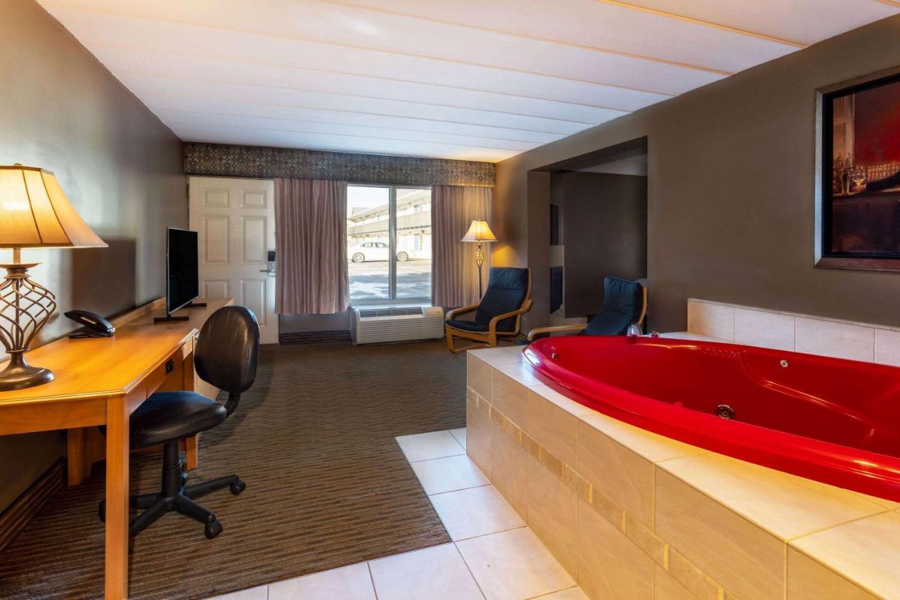 Days Inn By Wyndham Birch Run Buitenkant foto