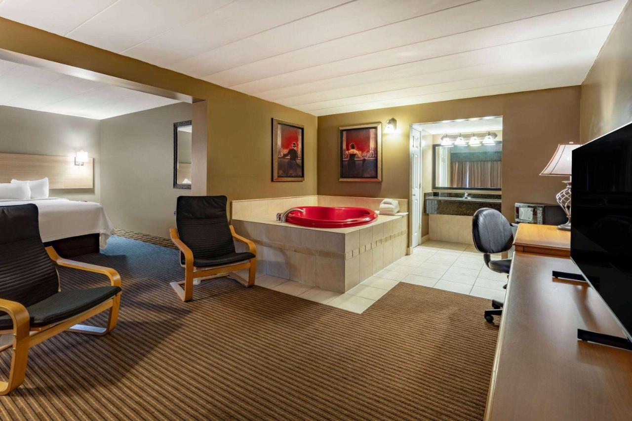 Days Inn By Wyndham Birch Run Buitenkant foto