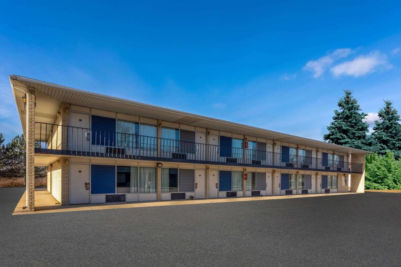 Days Inn By Wyndham Birch Run Buitenkant foto