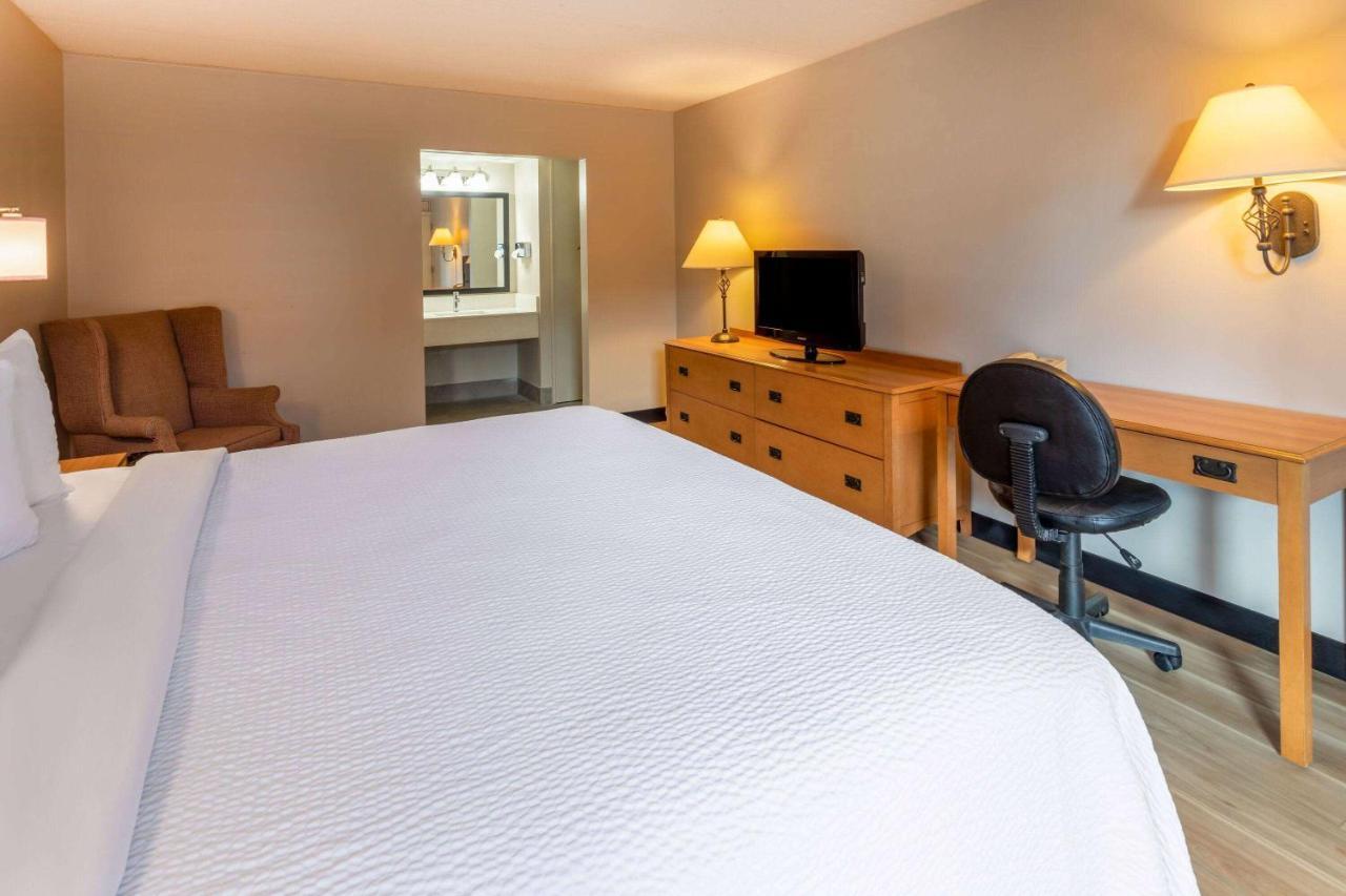 Days Inn By Wyndham Birch Run Buitenkant foto