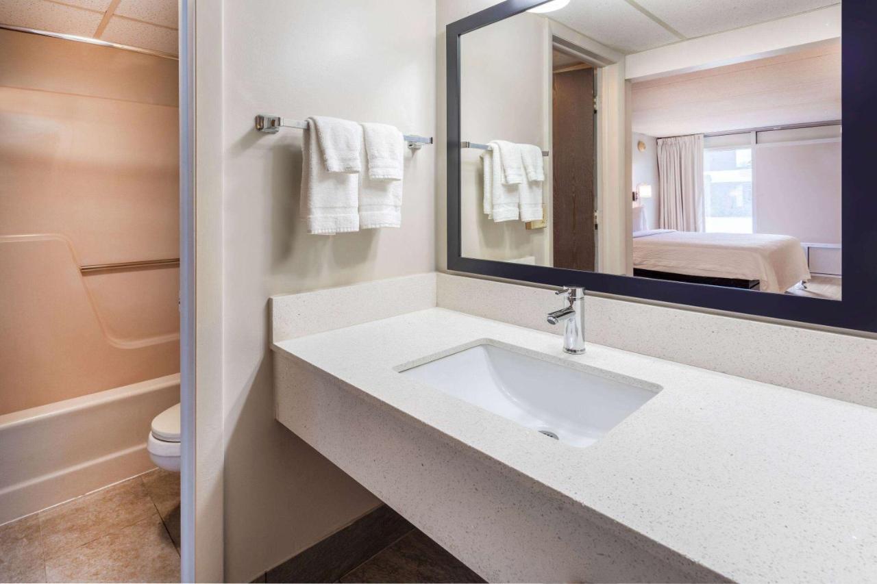 Days Inn By Wyndham Birch Run Buitenkant foto