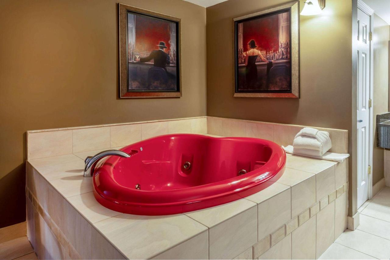 Days Inn By Wyndham Birch Run Buitenkant foto