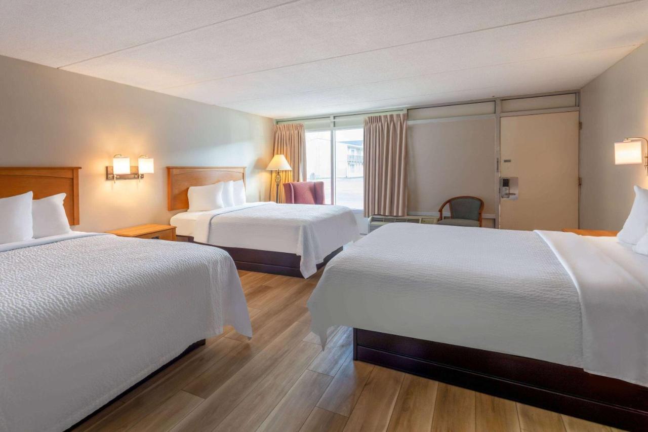 Days Inn By Wyndham Birch Run Buitenkant foto