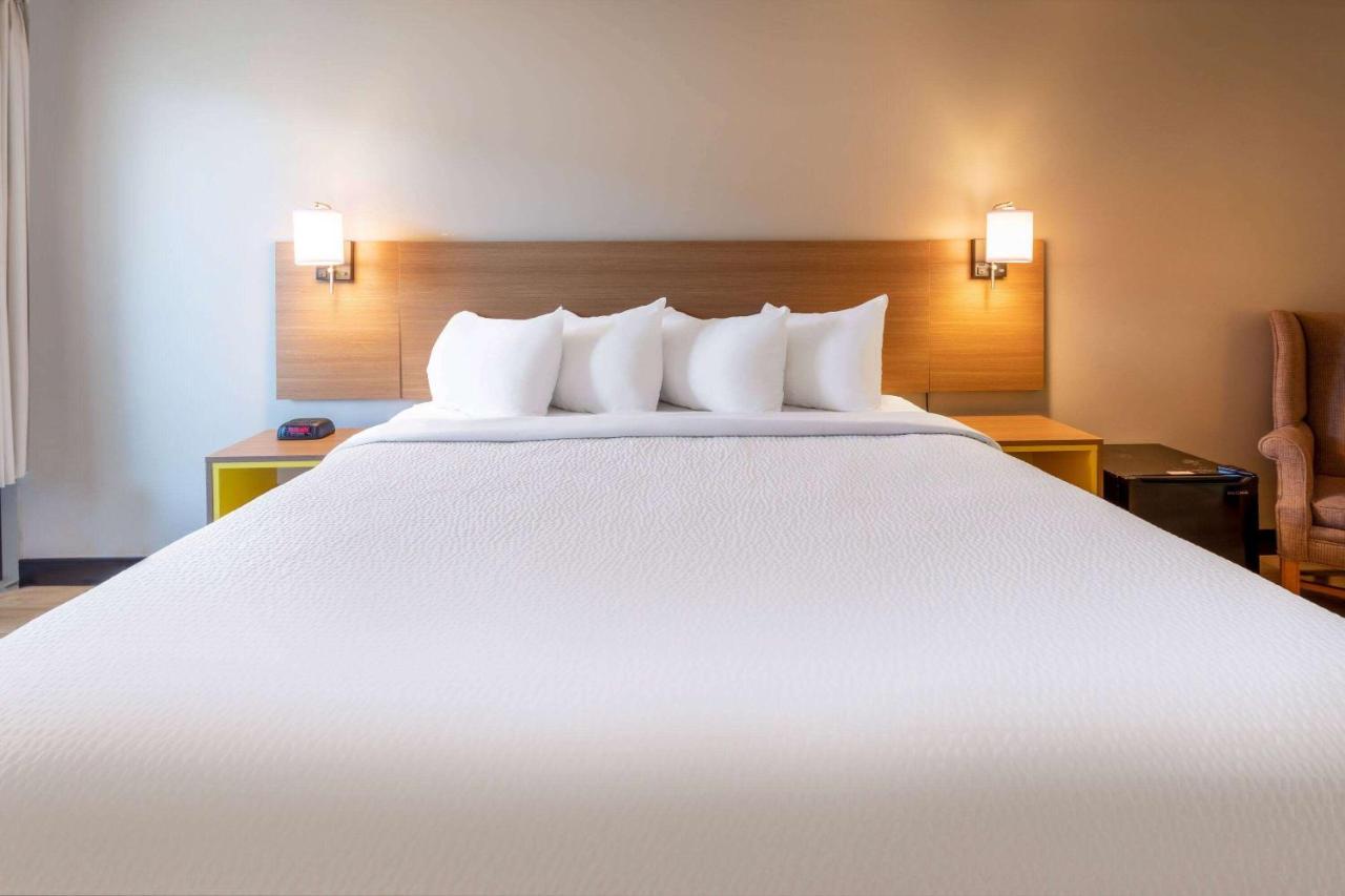 Days Inn By Wyndham Birch Run Buitenkant foto
