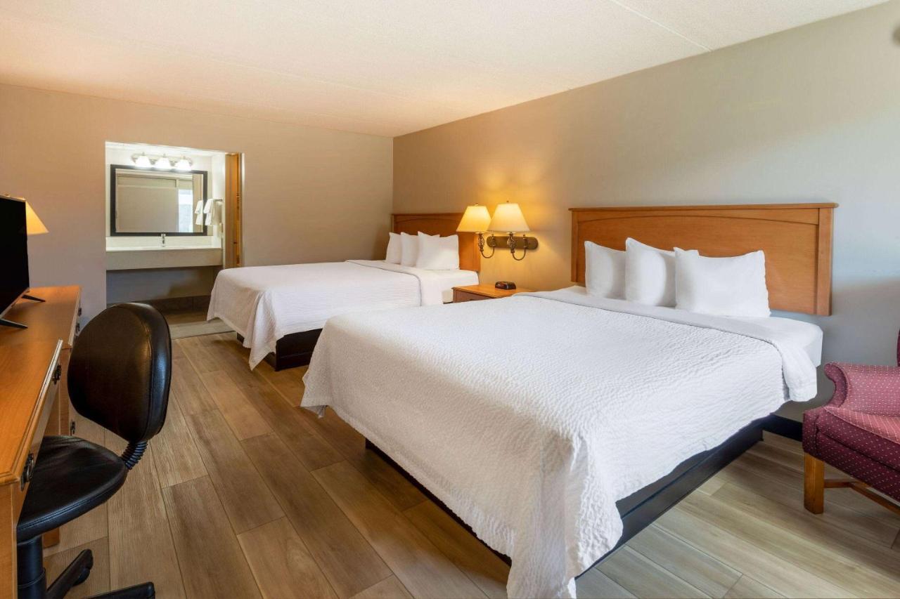 Days Inn By Wyndham Birch Run Buitenkant foto