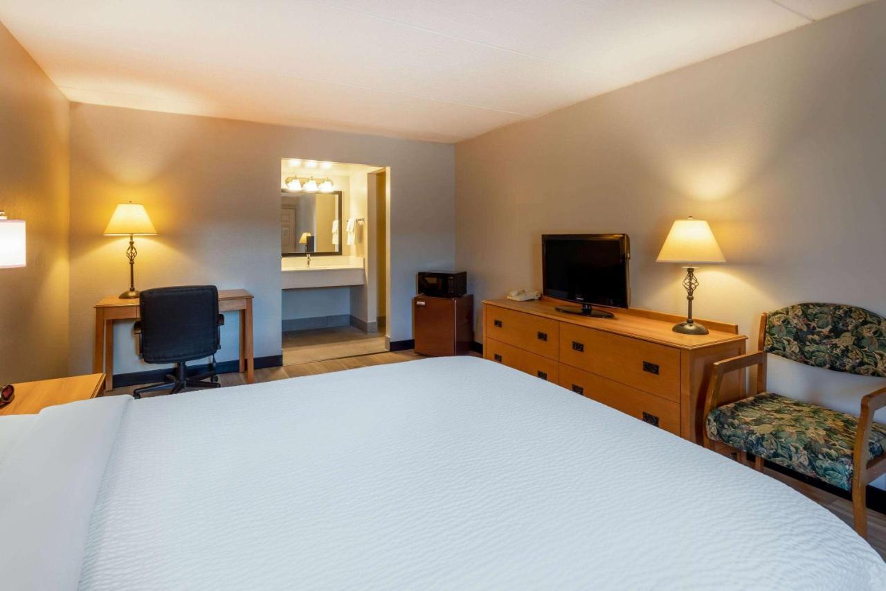 Days Inn By Wyndham Birch Run Buitenkant foto
