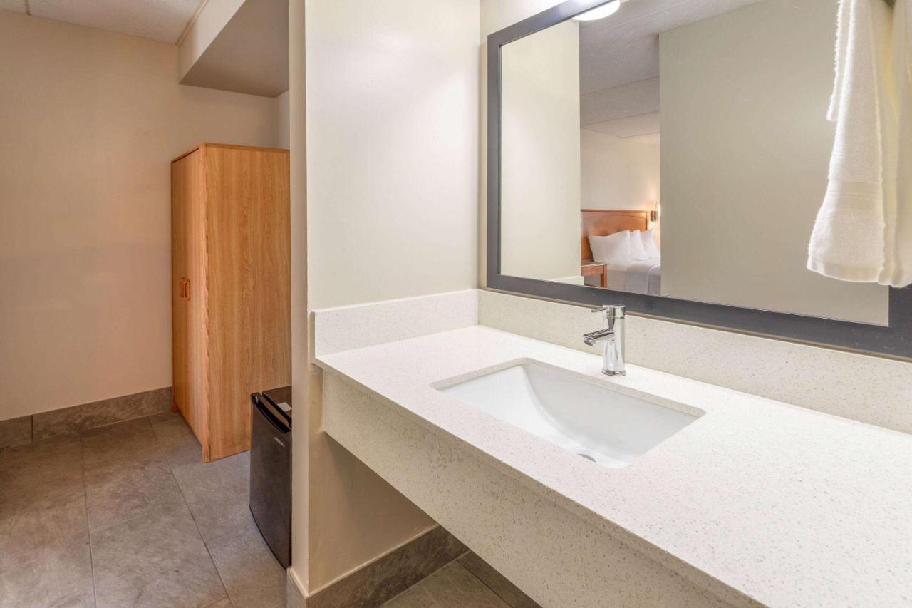 Days Inn By Wyndham Birch Run Buitenkant foto