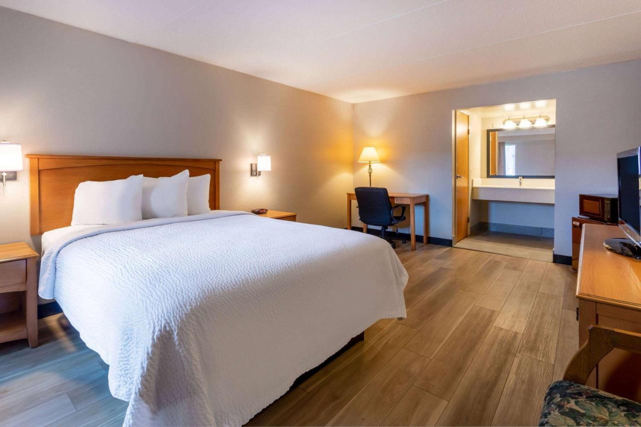 Days Inn By Wyndham Birch Run Buitenkant foto