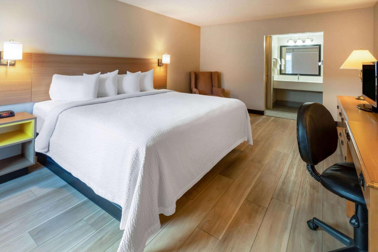 Days Inn By Wyndham Birch Run Buitenkant foto