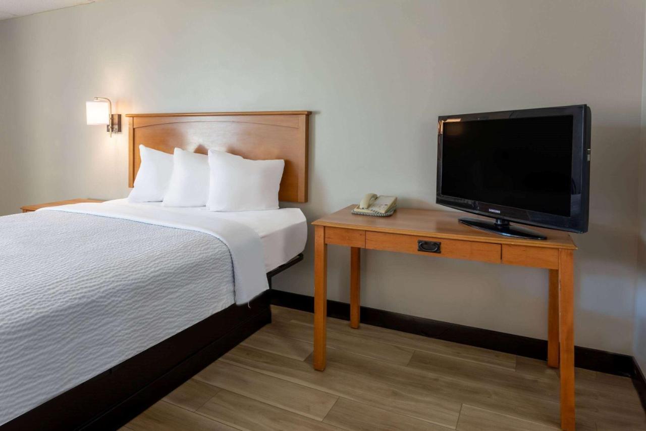 Days Inn By Wyndham Birch Run Buitenkant foto