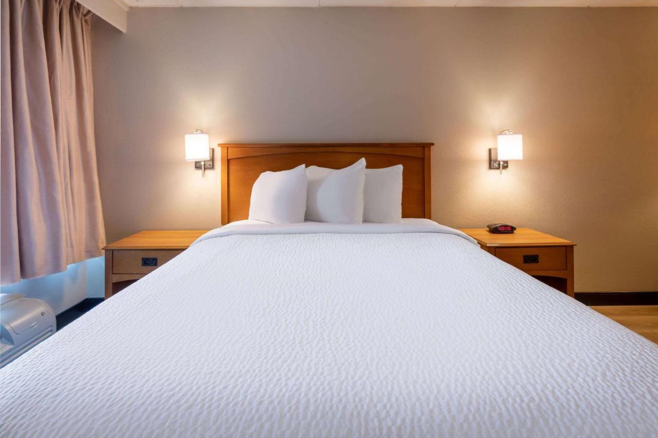 Days Inn By Wyndham Birch Run Buitenkant foto