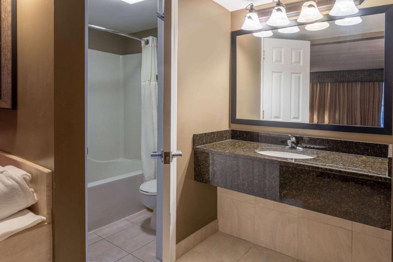 Days Inn By Wyndham Birch Run Buitenkant foto